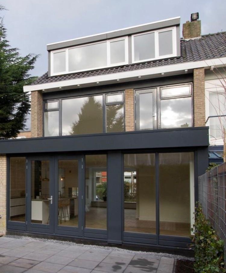 Moderne uitbouw met grote antraciet kozijnen en schuif- of draaideuren